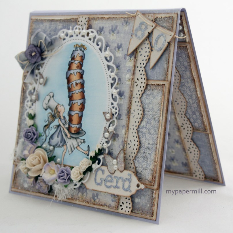 Gerd 80 år stående skrått