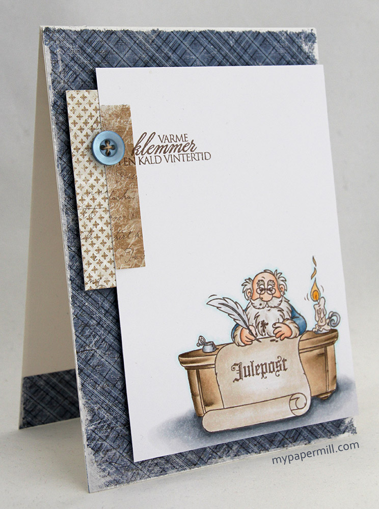 Nisse ved skrivebord front skrått