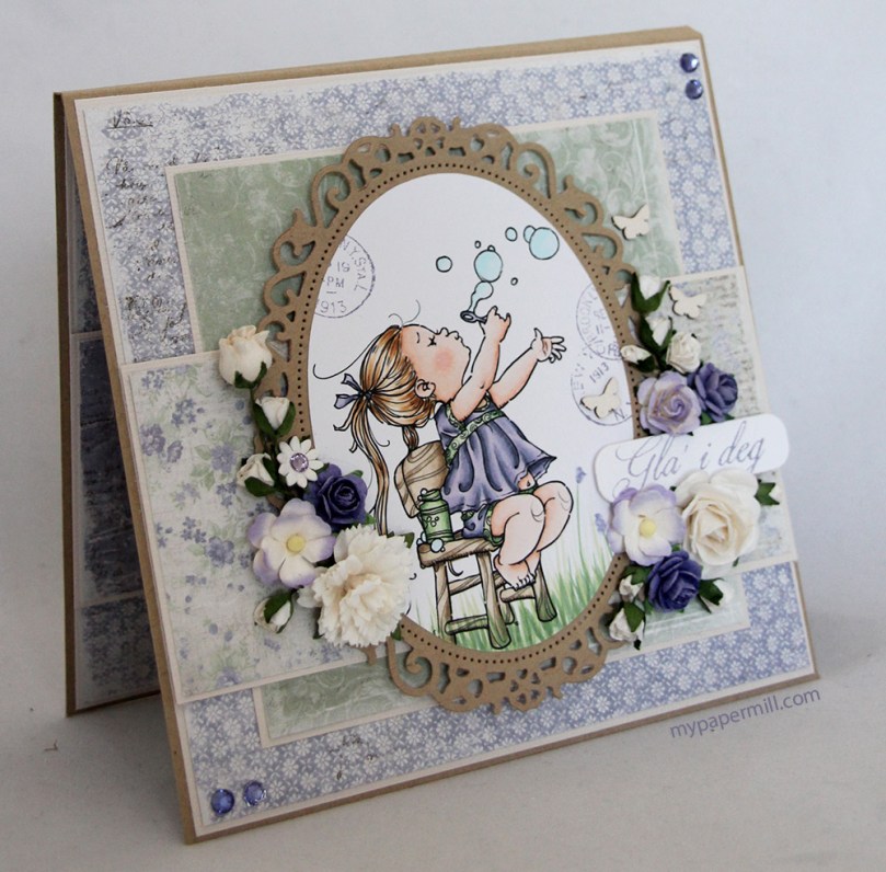 Mo Manning Bubbles Girl front skrått stående