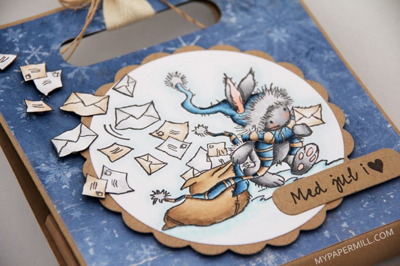 ET0615En mal Lili of the Valley Christmas Post front skrått motiv